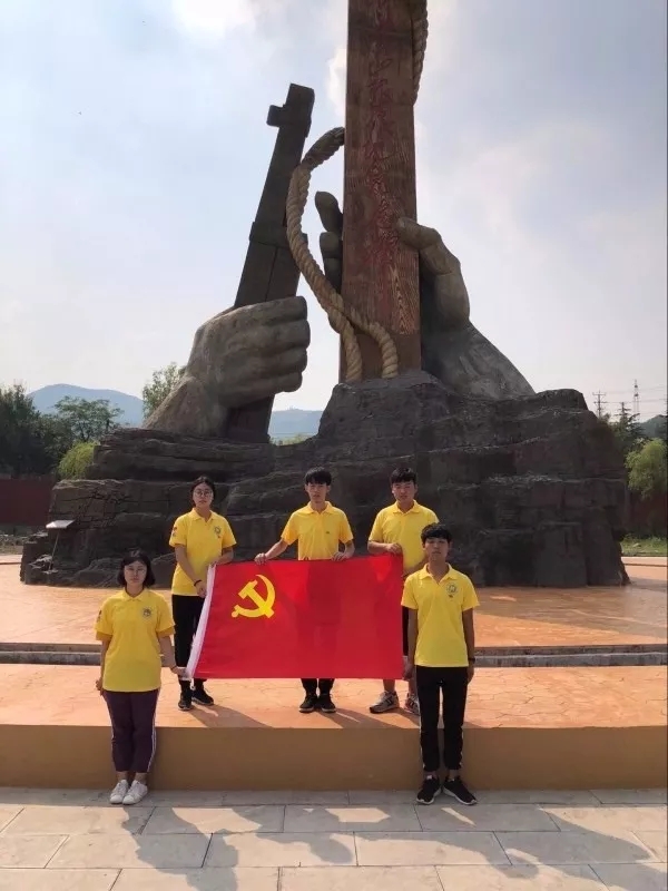 参观烈士陵墓 并在纪念碑前默哀鞠躬 随后前往参观沂蒙山根据地纪念碑